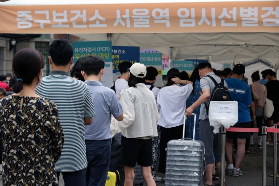 코로나19 신규 확진자가 11만 1789명으로 집계된 2일 오후 서울 중구 서울역 임시 선별진료소에서 시민들이 PCR 검사를 받기 위해 순서를 기다리고 있다. 사진=서동일 기자