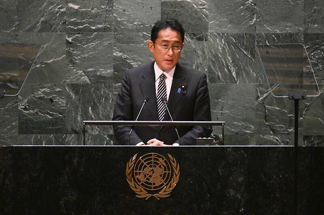 기시다 후미오 일본 총리는 1일(현지시각) 미국 뉴욕에 있는 유엔본부에서 열린 핵확산금지조약(NPT) 재검토회의에 일본 총리로서는 처음으로 참석해 핵무기 없는 세상을 만들 것을 호소했다. 뉴욕/AFP 연합뉴스