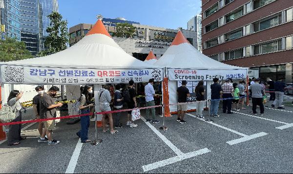 서울 강남구보건소에 마련된 코로나19 선별진료소에서 시민들이 검사를 받고 있다./사진=조선일보 DB