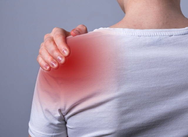 중장년층 어깨 통증 원인은 오십견이 아닌 회전근개 파열일 수 있다. 어깨 통증이 발생했다면 정확한 진단이 필요하다.  /게티이미지뱅크
