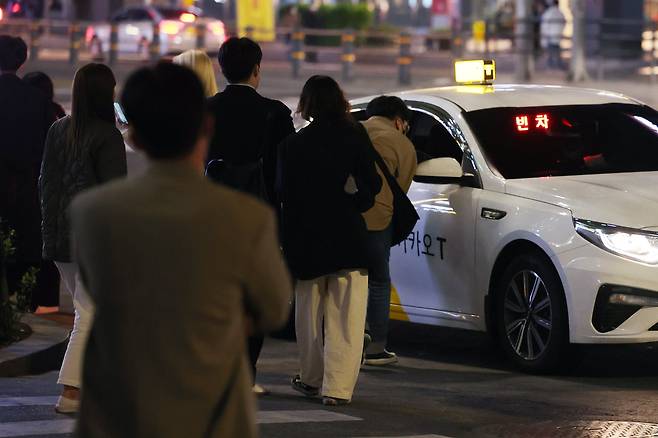 서울 강남 등 주요 지역에선 심야에 택시대란이 벌어지고 있다. [연합뉴스]