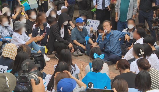 더불어민주당 이재명 의원이 지난 6월18일 인천 계양산 야외공연장에서 친명(친이재명) 성향의 지지자들을 만나 발언하고 있다.연합뉴스