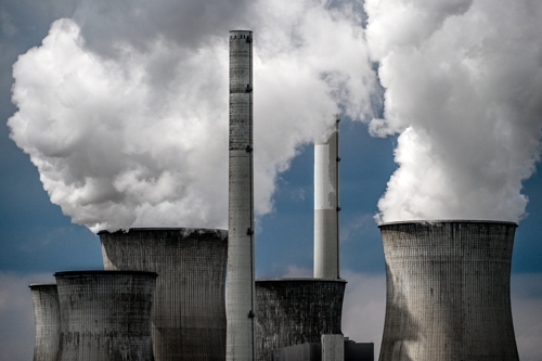 2022년 7월 26일(현지시간) 독일 그레벤브로이히 인근에 독일 에너지 공급사 RWE가 운영하는 인화력발전소에서 증기가 뿜어져 나오고 있다. 독일 의회는 최근 러시아의 천연가스 공급 중단에 대응해 석탄 화력발전소 가동을 연장하는 규정을 통과시켰다. EPA연합뉴스