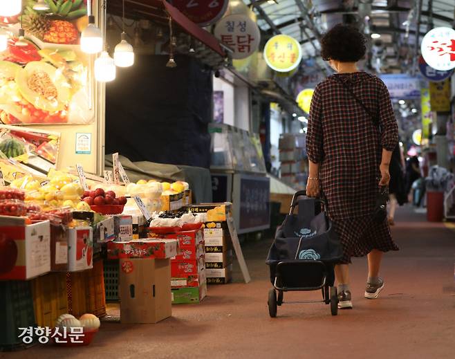 뭘 사야 하나… 지난달 소비자물가가 지난해 같은 달보다 6.3% 올라 외환위기 때인 1998년 11월 이후 최고치를 기록했다고 발표된 2일 한 시민이 빈 장바구니를 끌며 서울 서대문구 영천시장 과일가게 앞을 지나가고 있다. 권도현 기자 lightroad@kyunghyang.com