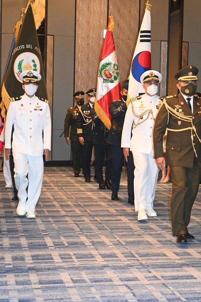 Military personnels at the Embassy of Peru in Seoul conducts a parade in honor of Peru and Korea held as part of Peru’s 201st Independence Day celebrations at the Four Seasons Hotel in Seoul on July 28. (Sanjay Kumar/The Korea Herald)