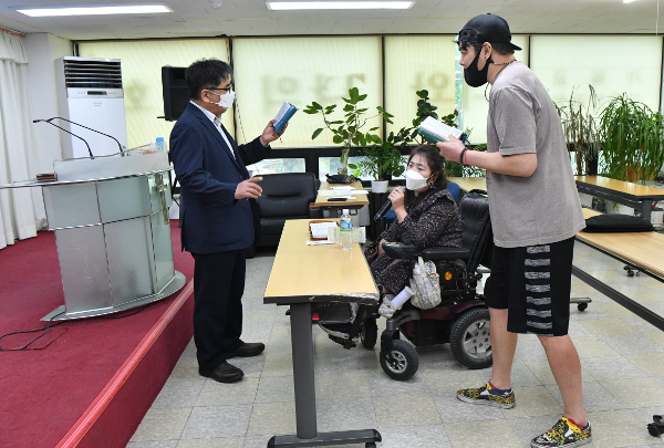 서울 마포구 너와나의교회 예배 시간에 비장애인의 도움으로 장애인 성도가 찬양을 드리는 모습. 국민일보DB