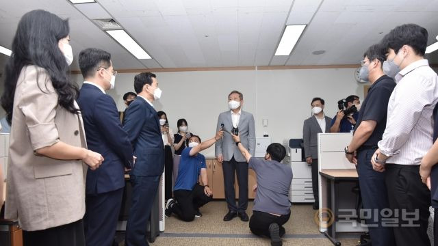 경찰국이 공식 출범한 2일 이상민 행정안전부 장관이 서울 종로구 정부서울청사 내 경찰국을 방문해 인사말을 하고 있다.