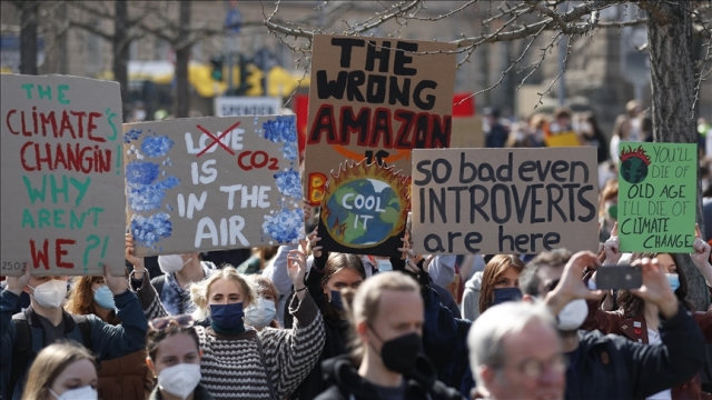 환경운동가들과 시민들이 기후변화에 대한 관심을 촉구하는 시위를 벌이고 있다.