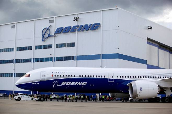 : A Boeing 787-10 Dreamliner taxis past the Final Assembly Building at Boeing South Carolina in North Charleston, South Carolina, United States, March 31, 2017. REUTERS/Randall Hill/File Photo/사진=로이터=뉴스1