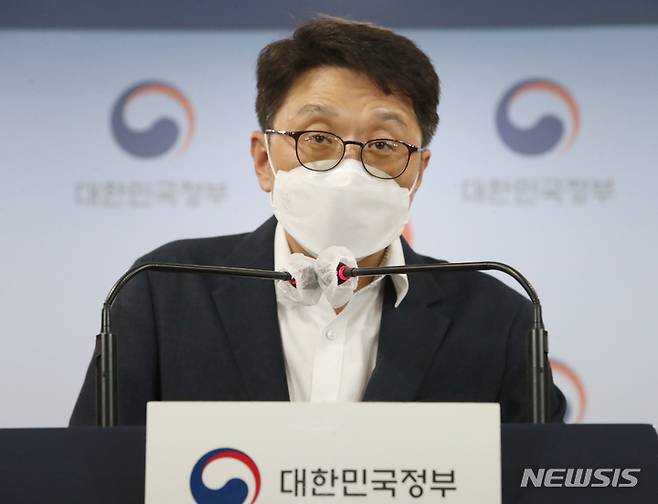 [서울=뉴시스] 김명원 기자 = 최우혁 과학기술정보통신부 전파정책국장이 1일 서울 종로구 정부서울청사에서 휴대용 선풍기 전자파 검증 결과를 브리핑하고 있다. 2022.08.01. kmx1105@newsis.com