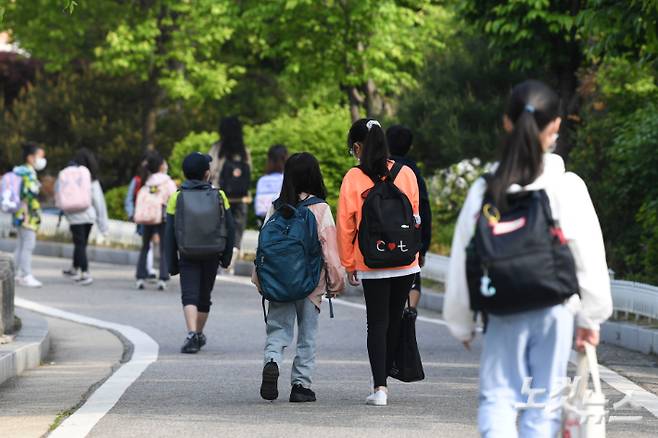 등교하는 초등학생들. 사진공동취재단