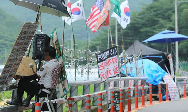 지난 7월 14일 경남 양산시 하북면 지산리 평산마을 문재인 전 대통령 사저 앞 도로에서 한 남성이 북을 치면서 1인 시위를 하고 있다. 연합뉴스