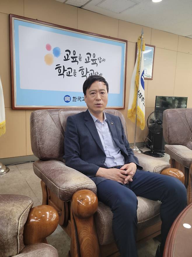 정성국 한국교총 회장은 75년의 교총 역사상 첫 초등 교사 출신 회장이다. 정 회장이 지난 7월 27일 한국교총 회장실에서 가진 서울신문과의 인터뷰에서 만 5세 조기입학 등 교육 현안에 대해 말하고 있다.