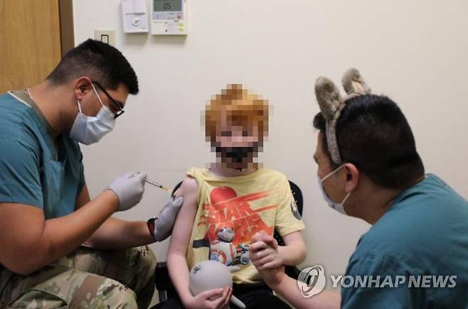 주한미군의 어린이 코로나19 백신 접종   [주한미군사령부 제공] photo@yna.co.kr