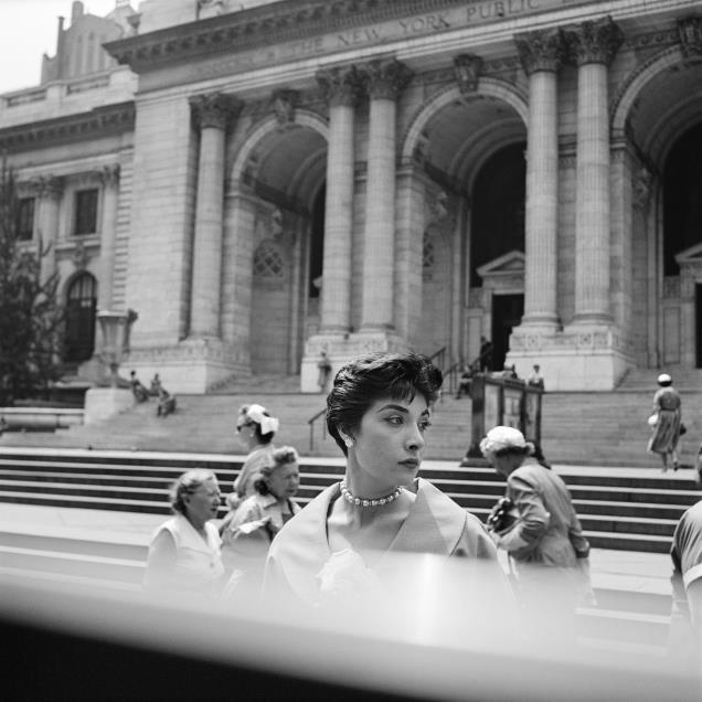 비비안 마이어, 뉴욕공공도서관, 1954년경
ⓒEstate of Vivian Maier, Courtesy of Maloof Collection and Howard Greenberg Gallery, NY