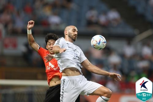 멀티골로 성남에 승리 안긴 뮬리치 [한국프로축구연맹 제공]