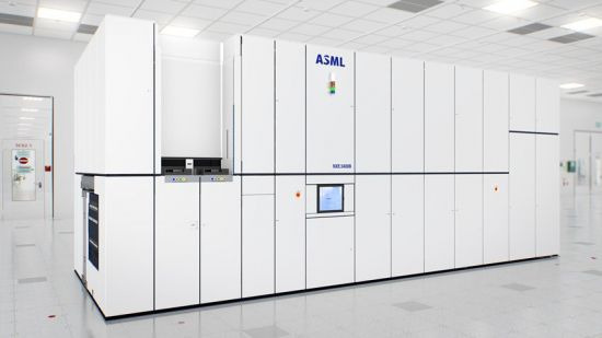 대형 박스 형태의 EUV 장비(출처=ASML)