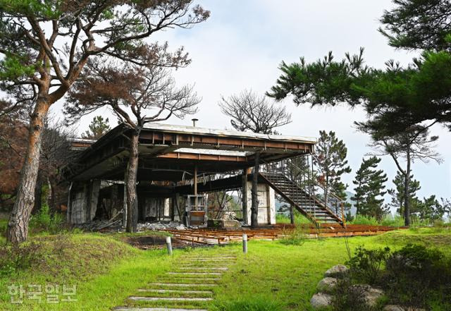 나곡바다낚시터 부근의 드라마 세트장. 울진의 사진 명소로 뜨는 곳이었는데 올해 산불로 전소되고 말았다.