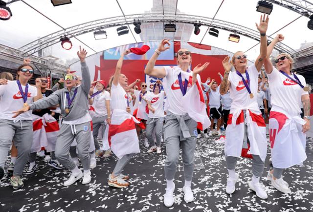 잉글랜드 여자축구 대표팀 선수들이 1일 영국 런던 트리팔가 광장 무대에서 열린 2022 유럽축구연맹(UEFA) 여자 유럽축구선수권대회 우승 축하 행사에서 춤을 추고 있다. 런던=AP 연합뉴스