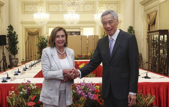 낸시 펠로시(왼쪽) 미 하원의장이 1일 아시아순방 첫 방문국인 싱가포르에 도착, 리셴룽 싱가포르 총리와 악수하고 있다. 2일 대만 차이잉원 총통을 면담하고 입법원을 방문한다. [AP=연합뉴스]