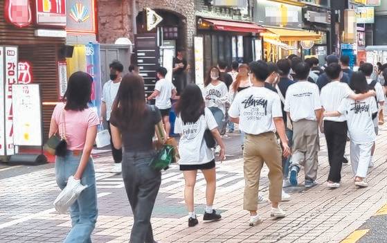 지난달 30일 서울 강남역 주변 거리를 젊은이들이 지나가고 있다. 김성탁 기자