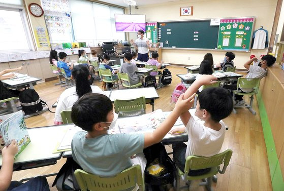 28일 강원 춘천시 내 한 초등학교 3학년 교실에서 어린이들이 자유롭게 교류하고 있다. 사진은 기사 내용과 관계없음. 연합뉴스