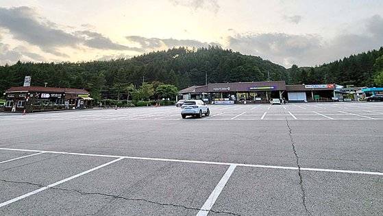 지난 9일 강원 평창군 대관령면 옛 영동고속도로 대관령휴게소 주차장이 텅텅 비어있다. 박진호 기자