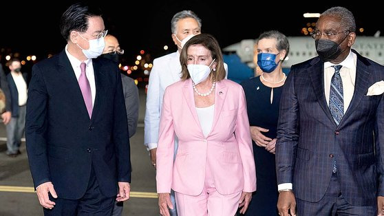 2일(현지시간) 대만 타이베이 쑹산공항에 도착한 낸시 펠로시 미국 하원의장의 모습. AFP=연합뉴스