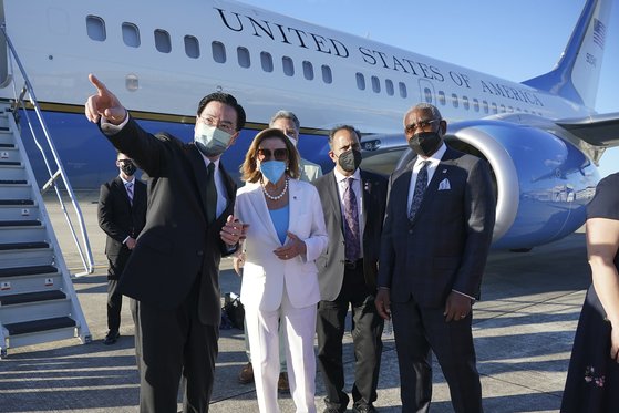 낸시 펠로시(왼쪽 두번째) 미국 하원의장이 3일 대만 타이베이에서 조셉 우(왼쪽) 대만 외교장관의 배웅을 받으며 한국으로 향하는 비행기에 탑승을 준비하고 있다. 대만 외교부 제공 AP=연합뉴스