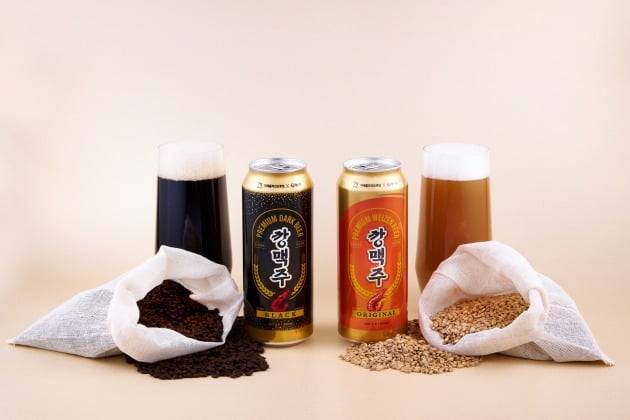 농심이 국내 수제맥주 업체인 더쎄를라잇브루잉과 협업해 만든 제품인 '깡맥주 오리지널'과 '깡맥주 블랙'을 출시했다. /농심 제공.
