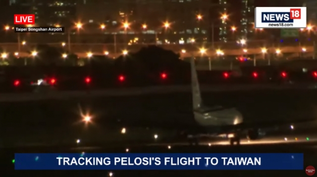 낸시 펠로시 하원의장이 탄 항공기가 2일 밤 대만 타이베이 쑹산 공항에 착륙하고 있다. CNN-News18 유튜브 채널 라이브 영상 채널 캡처.