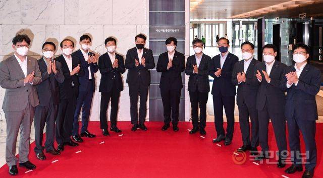 3일 서울 중구 대한상공회의소에서 사업재편 종합지원센터 현판식이 진행되고 있다. 왼쪽부터 원호준 자산관리공사 이사, 김춘성 차부품재단 사무총장, 주현 산업연구원장, 김현철 KIAT 본부장, 우태희 대한상의 부회장, 장영진 산업통상자원부 제1차관, 김소영 금융위원회 부위원장, 안완기 KPC 회장, 신현준 신용정보원장, 김복규 산업은행 부행장, 김영주 기업은행 부행장, 한영찬 신용보증기금 상임이사.