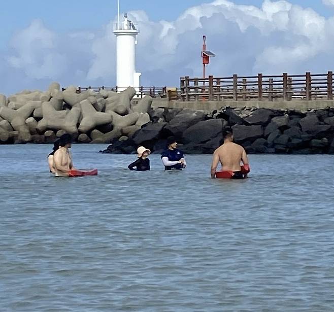 제주 해수욕장을 방문한 문 전 대통령 부부 일행. [온라인 커뮤니티 캡처]