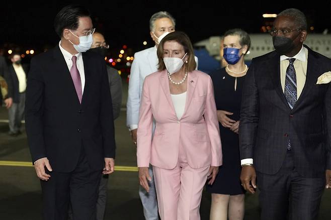 낸시 펠로시(가운데) 미국 하원의장이 2일 밤 대만 타이베이 쑹산 공항에 도착해 이동하고 있다. [AP]