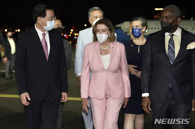 [타이베이=AP/뉴시스] 낸시 펠로시 미국 하원의장이 2일(현지시간) 대만 타이베이 쑹산 공항에서 조지프 우 대만 외교장관과 대화하며 걸어 나오고 있다. 펠로시 의장은 3일 차이잉원 대만 총통을 만날 것으로 알려졌다. 2022.08.03.