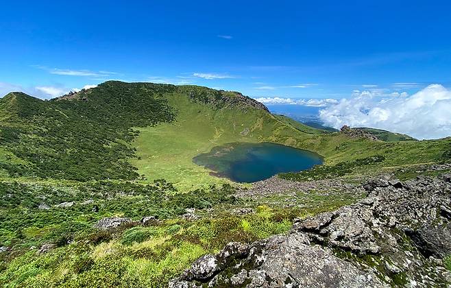 [제주=뉴시스] 우장호 기자 = 3일 제5호 태풍 '송다'와 제6호 태풍 '트라세'의 간접영향으로 많은 비가 내린 한라산 백록담 화구에 물이 가득 고여 장관을 연출하고 있다. 기상청에 따르면 지난달 30일부터 지난 2일까지 한라산 삼각봉에는 900㎜가 넘는 비가 내렸다. (사진=독자제공) 2022.08.03. woo1223@newsis.com *재판매 및 DB 금지