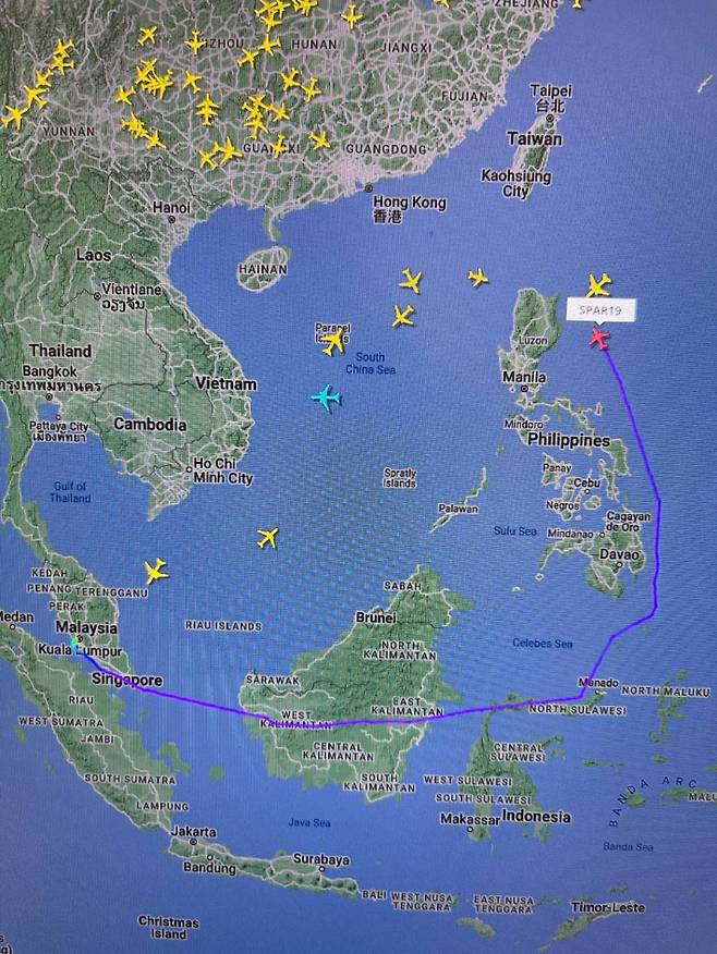 남중국해를 피해 필리핀 동쪽으로 우회한 펠로시 하원의장 일행을 태운 미군 수송기 항로. SCMP 캡처
