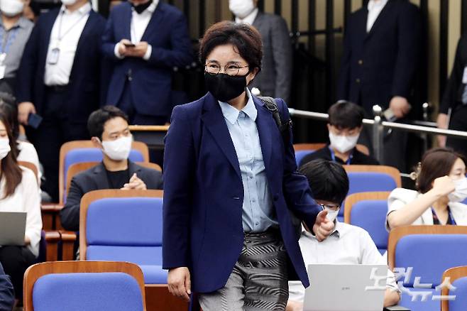 조수진 국민의힘 의원이 1일 오후 서울 여의도 국회에서 열린 의원총회에 참석하고 있다. 박종민 기자