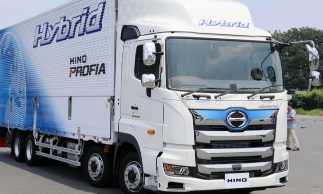 일본 히노자동차의 하이브리드 트럭이 지난 2020년 7월 17일 도쿄의 한 도로에 서 있다. 도쿄=AP/뉴시스