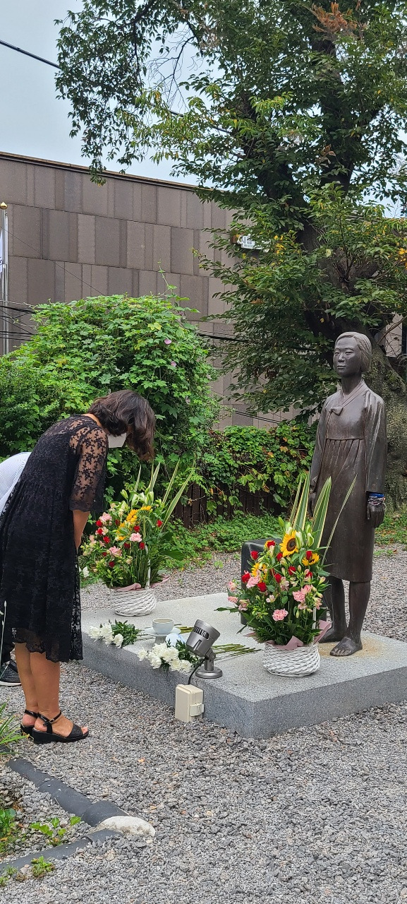 군산시 평화의 소녀상 - 전북 군산시 동국사 안에 세워진 평화의 소녀상 앞에서 시민들이 묵념하고 있다(군산평화의소녀상건립추진위원회 제공)