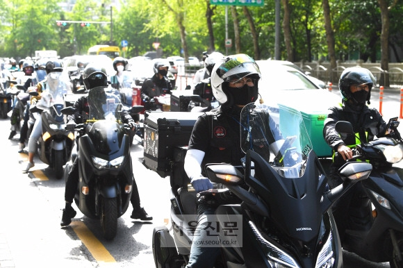 “라이더 보호법 제정하라” - 27일 서울 송파구 쿠팡 본사 앞에서 배달노동자 노조 라이더유니온 노조원들이 ‘안전배달료·대행자 등록제·AI 협상권 등을 포함한 라이더보호법 제정’을 촉구하며 라이더 대행진을 하고 있다. 2022. 4. 27. 안주영 전문기자