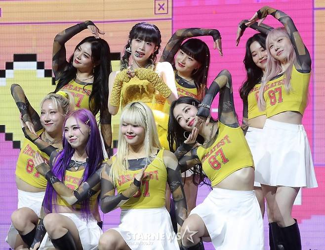 가수 최예나(YENA)가 3일 오후 서울 광장동 예스24 라이브홀에서 진행된 두 번째 미니앨범 '스마트폰(SMARTPHONE)' 쇼케이스에 참석해 멋진 무대를 선보이고 있다.  최예나의 타이틀곡 '스마트폰(SMARTPHONE)'은 에너제틱한 드럼 비트와 전자베이스 사운드가 매력적인 곡으로, 스마트폰이 일상이자 친구가 되어버린 현시대를 재기발랄하게 표현했다. 2022.08.03 /사진=김창현 기자 chmt@