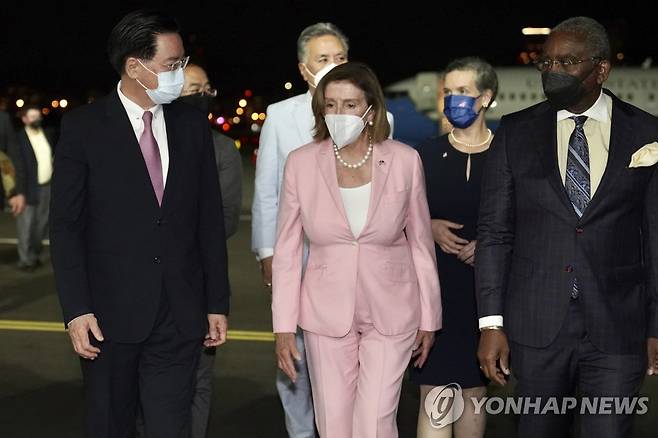 대만 방문한 낸시 펠로시 미국 하원의장 (타이베이=AP 연합뉴스) 낸시 펠로시 미국 하원 의장이 2일(현지시간) 대만 타이베이 쑹산 공항에 도착했다. 2022.8.3