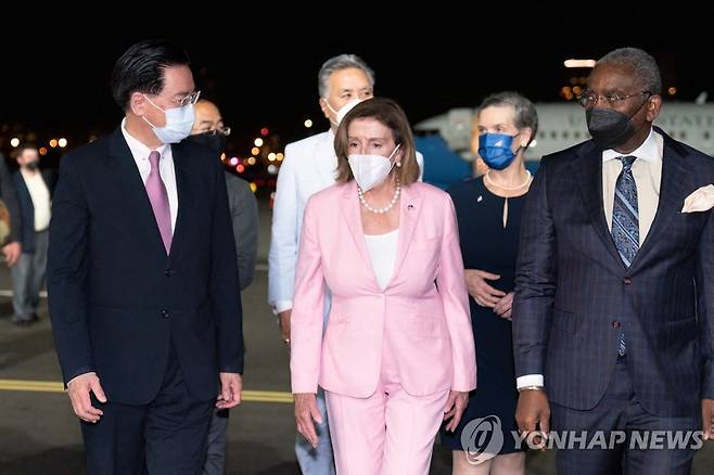 중국 반발에도 대만 방문한 펠로시 미 하원의장 (타이베이 AFP=연합뉴스) 낸시 펠로시(가운데) 미국 하원의장이 2일(현지시간) 밤 대만 타이베이 쑹산공항에 도착, 환영나온 인사들과 함께 이동하고 있다. 미국 권력 서열 3위인 펠로시 의장은 중국의 강력 반발에도 이날 대만 땅을 밟았다. 2022.8.3 leekm@yna.co.kr