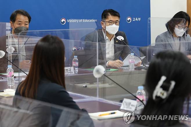 유치원 학부모들과 간담회 하는 장상윤 차관 (서울=연합뉴스) 김승두 기자 = 장상윤 교육부 차관이 3일 정부서울청사에서 유치원 학부모 9명과 국가교육책임제 강화 관련 간담회를 하고 있다. 2022.8.3 kimsdoo@yna.co.kr