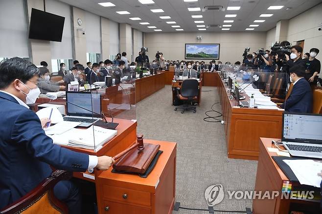 국회 환경노동위원회 전체회의 (서울=연합뉴스) 이정훈 기자 = 3일 오전 국회에서 열린 환경노동위원회 전체회의에서 전해철 위원장이 의사봉을 두드리고 있다. 2022.8.3 [국회사진기자단] uwg806@yna.co.kr