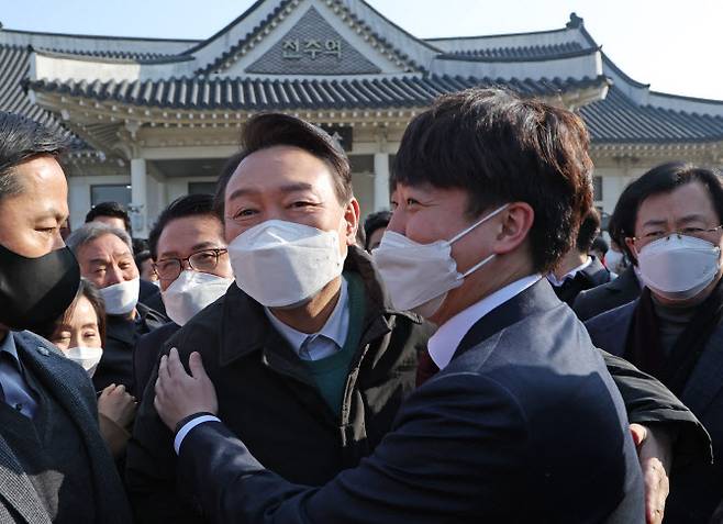 지난 2월 12일 국민의힘 윤석열 대선 후보가 전주역에서 공약홍보 ‘열정열차’ 탑승에 앞서 이준석 대표를 만나 포옹하고 있다. (사진=연합뉴스)