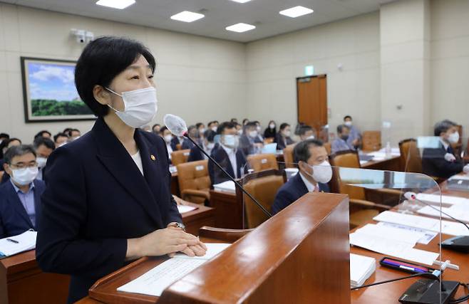 한화진 환경부 장관이 4일 오전 국회에서 열린 환경노동위원회 전체회의에서 자료를 살펴보고 있다. [국회사진기자단]