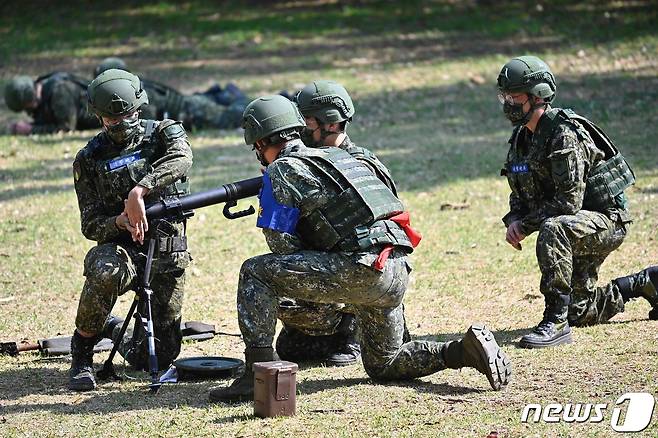 12일 (현지시간) 대만 타오위안의 군사 기지에서 예비군들이 훈련을 하고 있다. 2022.03.12 ⓒ AFP=뉴스1 ⓒ News1 우동명 기자