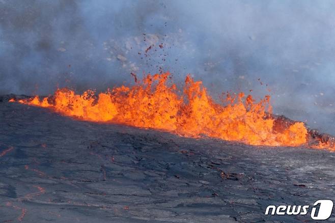 3일(현지시간) 아이슬란드 레이캬네스 반도의 그린다비크에 있는 파그라달스퍄들 화산이 8개월 만에 활동을 재개해 용암을 뿜어내고 있다. ⓒ AFP=뉴스1 ⓒ News1 우동명 기자
